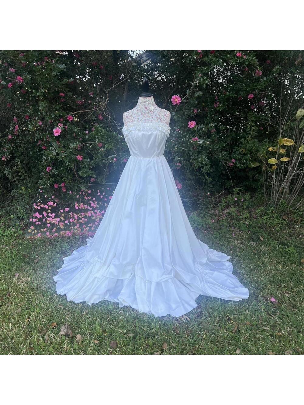 stunning white vintage wedding dress